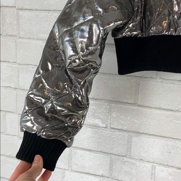 Revolve NWT Cropped Metallic Quilted Jacket - Picture 4 of 8
